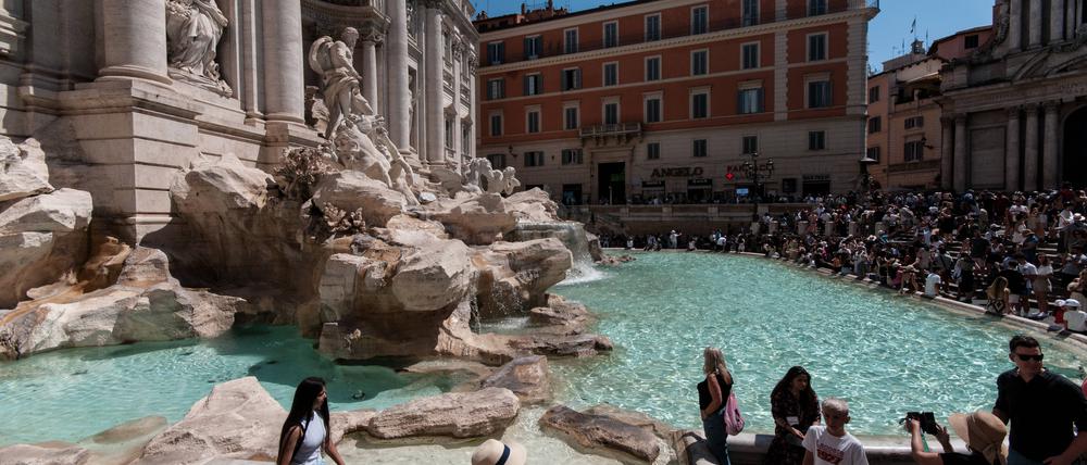 Der Trevi-Brunnen in Rom im Hochsommer.