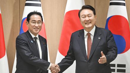 Japans Premierminister Fumio Kishida (l.) zu Besuch bei Südkoreas Regierungschef Yoon Suk-yeol in Seoul.