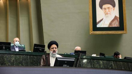 Der iranische Präsident Ebrahim Raisi spricht vor dem Parlament (Symbolbild).