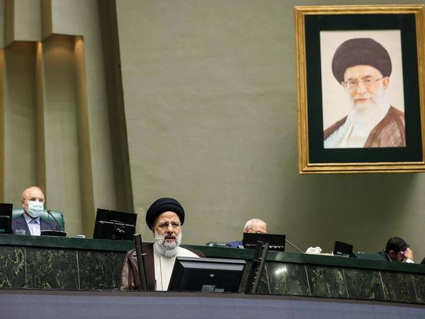 Der iranische Präsident Ebrahim Raisi spricht im Parlament. 