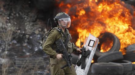 Ein israelischer Soldat bei palästinensischen Protesten am 7. Oktober 2022.