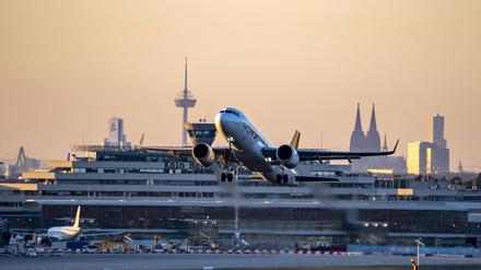 Ein Flugzeug hebt ab vom Flughafen Köln-Bonn. 