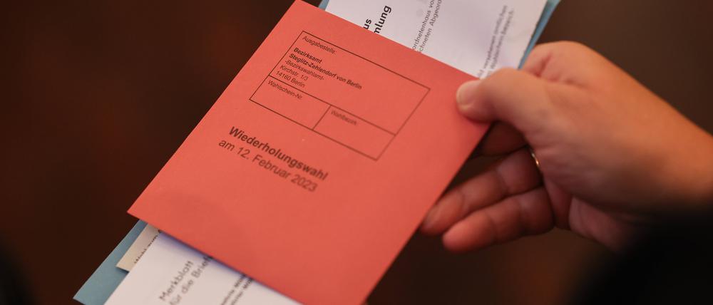 Unterlagen zur Wiederholungswahl in Berlin am 12. Februar 2023.
