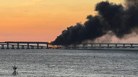 Die Krim-Brücke nach der Explosion am Samstagmorgen.