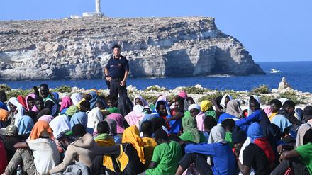 Angespannte Lage: Sehr viele Menschen kommen derzeit in Lampedusa an und suchen Schutz in Europa.