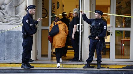 Menschen kommen am Tatort in die Gambetta-Gymnasium in Arras, Nordostfrankreich, an. Dort, wo ein Lehrer getötet und zwei weitere Menschen bei einem Messerangriff schwer verletzt wurden.
