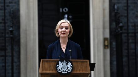 News Bilder des Tages UK Prime Minister Liz Truss delivers a speech of resignation outside the door of No.10 Downing St as pressure mounted on her from all sides of her party on Thursday, October 20, 2022. Ms.Truss resigned after just 44 days. A new leader will be announced in a week s time after a speeded up election campaign. 1 LON2022102002 HUGOxPHILPOTT
