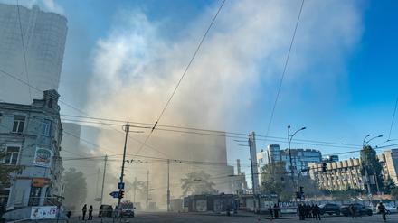 Rauch steigt aus angegriffenen Gebäude in Kiew auf. Russland griff Kiew am 17. Oktober 2022 mit Kamikaze-Drohnen aus iranischer Produktion an. (Archiv)