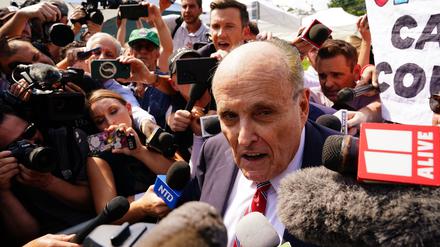 Trumps Ex-Anwalt Rudy Giuliani umringt von Medienvertretern. 