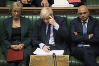 Premier Boris Johnson (Mitte) suspendierte das Parlament.