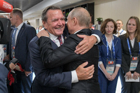 Ein Bild aus dem Jahr 2018: Gerhard Schröder umarmt Wladimir Putin.
