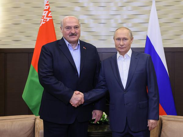 Wladimir Putin möchte, dass der belarussische Machthaber Alexandr Lukaschenko seinen Krieg mit Truppen unterstützt. 