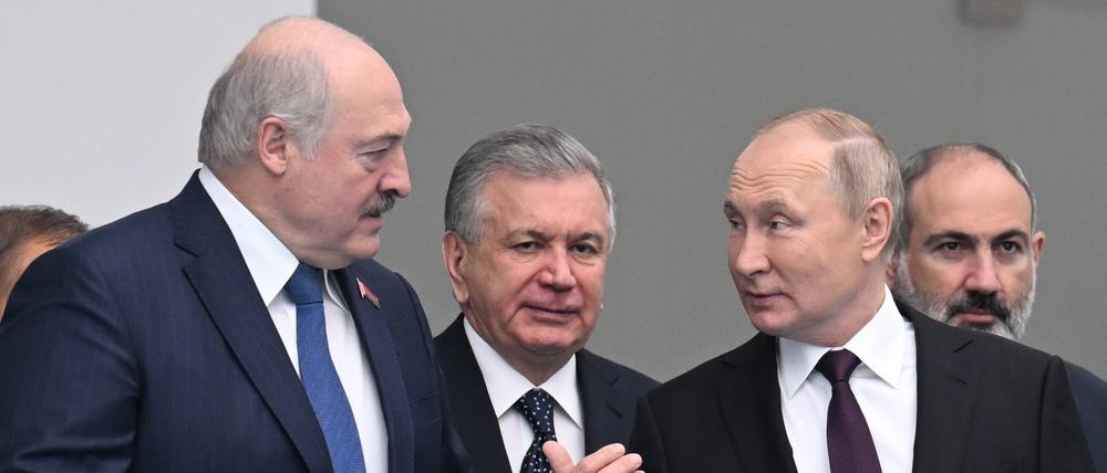 Der belarussische Präsident Alexander Lukaschenko und der russische Präsident  Wladimir Putin am 14. Oktober 2022.