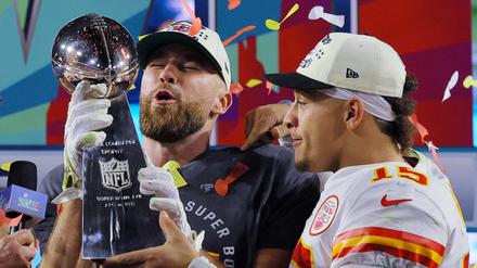 Football - NFL - Super Bowl LVII - Kansas City Chiefs v Philadelphia Eagles - State Farm Stadium, Glendale, Arizona, United States - February 12, 2023
Kansas City Chiefs' Travis Kelce and Patrick Mahomes celebrate with the Vince Lombardi Trophy after winning Super Bowl LVII REUTERS/Brian Snyder     TPX IMAGES OF THE DAY     