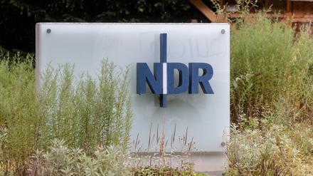 Der Schriftzug NDR steht am Eingang des NDR an der Rothenbaumchaussee.