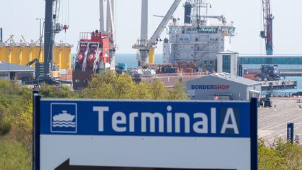 Ein Schild mit einem Schiff-Symbol und der Aufschrift „Terminal A“ steht am Hafen Mukran. 