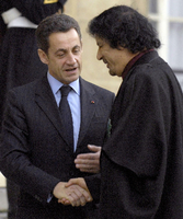 Nicolas Sarkozy (l.), damaliger Präsident von Frankreich, empfängt Muammar al Gaddafi, das damalige Staatsoberhaupt von Libyen, 2007 in Paris.