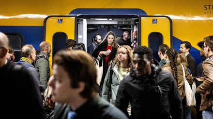 Reisende steigen in der morgendlichen Hauptverkehrszeit aus einem Zug am Bahnhof Utrecht Centraal. 