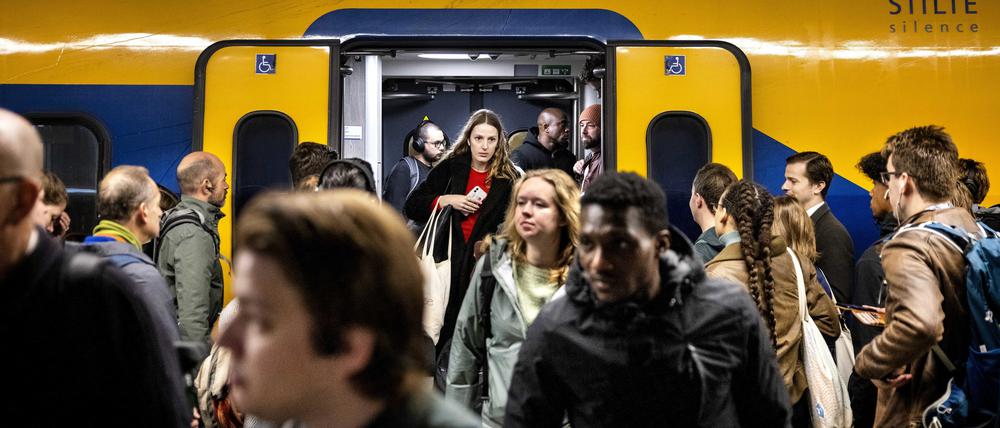 Reisende steigen in der morgendlichen Hauptverkehrszeit aus einem Zug am Bahnhof Utrecht Centraal. 