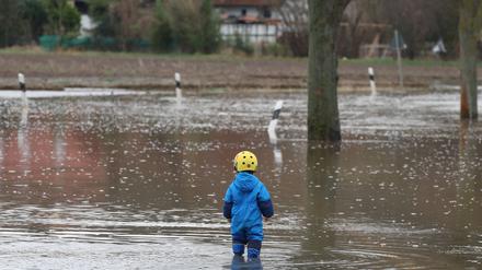 Der Ort Lauenstadt bei Schulenburg in der Region Hannover ist vom Hochwasser eingeschlossen.