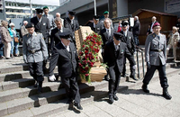 Der Sarg des verstorbenen Sport-Funktionärs Manfred von Richthofen wird nach der Trauerfeier aus der Gedächtniskirche getragen. Der ehemalige Chef des Deutschen Sportbundes (DSB) starb am 1. Mai 2014 im Alter von 80 Jahren.
