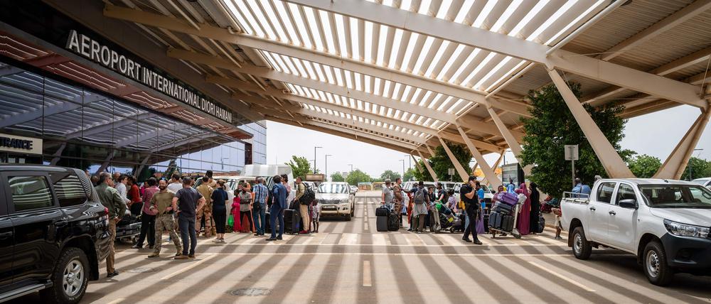 Menschen stehen in einer Schlange vor dem Diori Hamani Flughafen in Niamey, der Hauptstadt Nigers. Ein Foto des französischen Außenministeriums vom 2. August. 