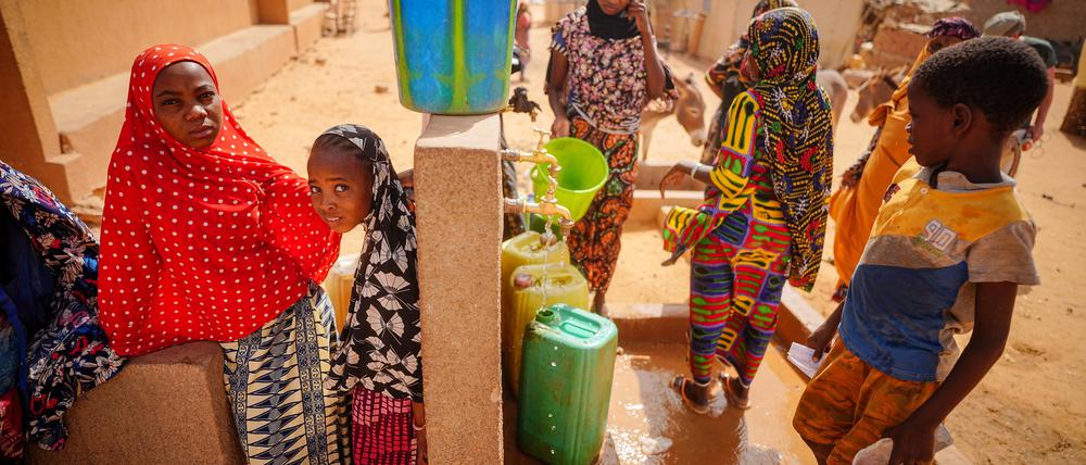 Kinder stehen an einer Wasserstelle in Niger, Ouallam.