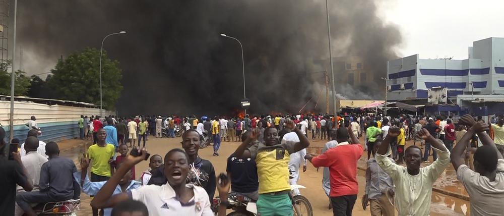 Unruhen in Nigers Hauptstadt Niamey nach dem Putsch gegen Präsidenten Bazoum