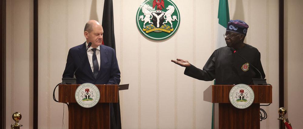 Auf Augenhöhe: Bundeskanzler Scholz mit Nigerias Präsident Bola Ahmed Tinubu.
