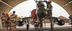 Mechaniker der französischen Luftwaffe im Niger bei der Opération Barkhane im Jahr 2021.