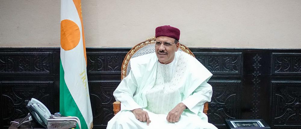 Sollten die Nachbarländer Nigers gestürzten Präsidenten Bazoum (Archivbild, 2022) militärisch unterstützen, drohen die Putschisten mit seiner Ermordung. 