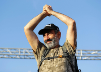 Nikol Paschinjan jubelt bei einer Ansprache zu den Demonstranten auf dem Platz der Republik in Armenien.