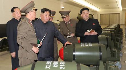Der nordkoreanische Machthaber Kim Jong Un beim Besuch einer geheimen Forschungseinrichtung.