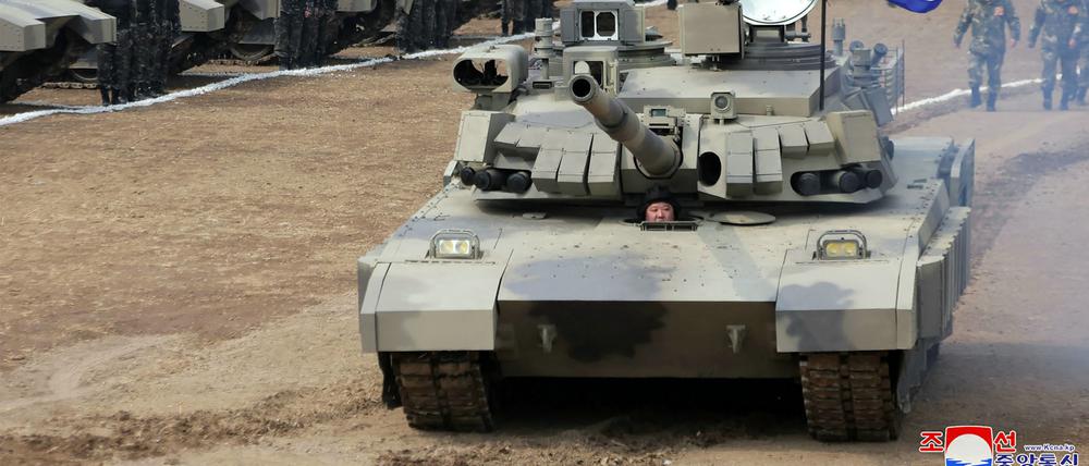 Das Bild der nordkoreanischen Nachrichtenagentur KCNA soll Kim am Steuer des neuen Panzers zeigen. 
