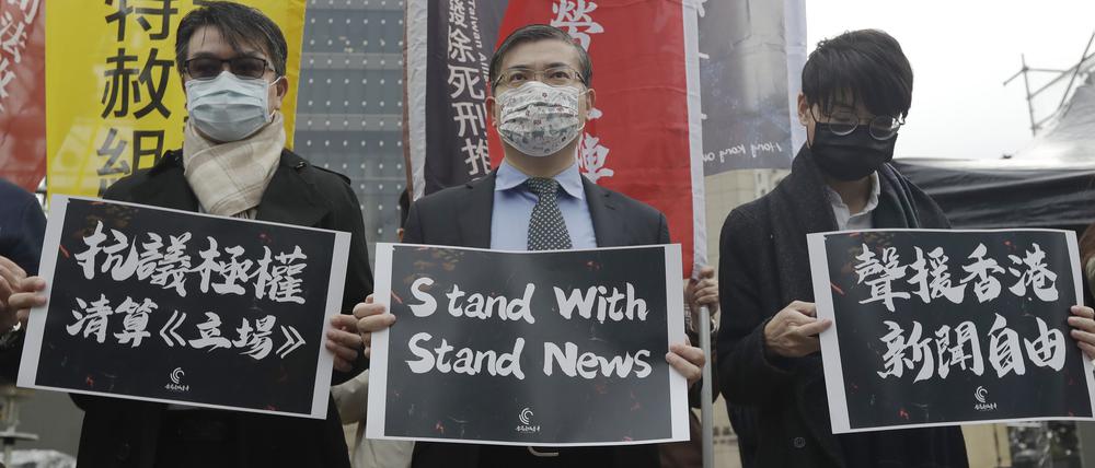 Demonstranten protestieren vor der Bank of China in Taipeh gegen die Verhaftung von Journalistinnen und Journalisten in China.