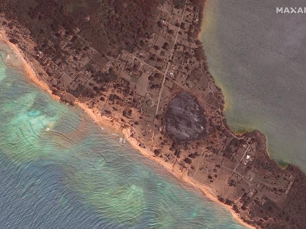 Citra satelit ini menunjukkan kehancuran di sepanjang pantai Pulau Nomuka yang sama setelah tsunami.