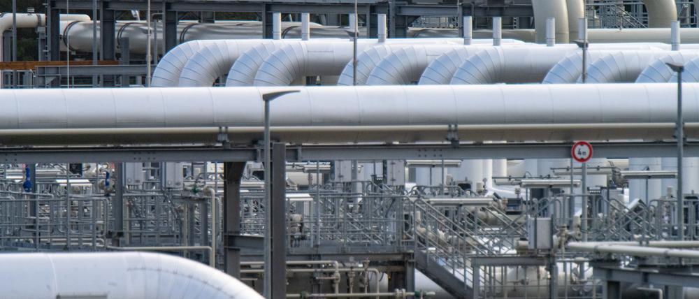 Rohrsysteme und Absperrvorrichtungen in der Gasempfangsstation der Ostseepipeline Nord Stream 2 und der Übernahmestation der Ferngasleitung Eugal.