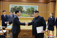 Machthaber Kim Jong Un beim Handschlag mit Südkoreas Direktor für Nationale Sicherheit, Chung Eui Yong.