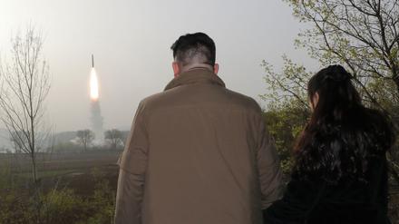 Das von der staatlichen nordkoreanischen Nachrichtenagentur KCNA verbreitete Foto soll Kim Jong-un und seine Tochter beim Beobachten des Starts einer ballistischen Interkontinentalrakete vom Typ Hwasong-18 am 13.04.2023 zeigen. 