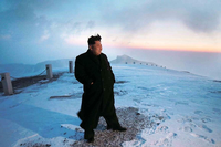 Ein Bild aus den Medien in Nordkorea: Machthaber Kim Jong Un auf dem 2750 Meter hohen Berg Paektu.