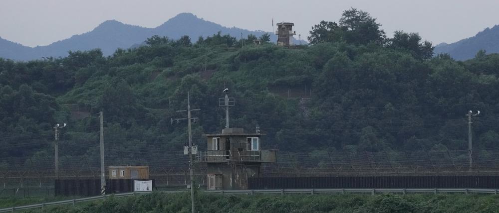 Ein nordkoreanischer Wachposten (hinten) und ein südkoreanischer Wachposten (vorne) in der Nähe der Grenze zu Nordkorea. 