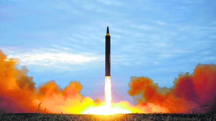 Nordkorea startet wieder eine Rakete. Dieses von der nordkoreanischen Regierung verbreitete Bild zeigt den angeblichen Teststart einer Hwasong-12-Mittelstreckenrakete in Pjöngjang, Nordkorea, am 29. August 2017.