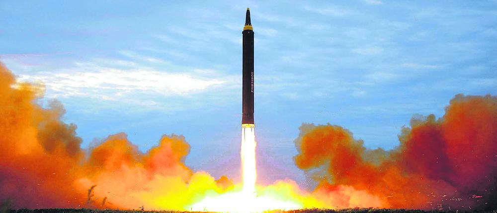 Nordkorea startet wieder eine Rakete. Dieses von der nordkoreanischen Regierung verbreitete Bild zeigt den angeblichen Teststart einer Hwasong-12-Mittelstreckenrakete in Pjöngjang, Nordkorea, am 29. August 2017.
