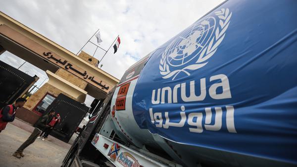 Ein Tankwagen des Hilfswerks der Vereinten Nationen für Palästina-Flüchtlinge im Nahen Osten (UNRWA) steht in der Schlange, um vom Grenzübergang Rafah in die palästinensischen Gebiete zu gelangen (Archivfoto).