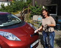 Loiuse Brunborg-Næss aus Son bei Oslo (Norwegen) lädt am 05.08.2016 ihren Elektro-Nissan auf.
