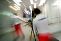 Rettungsassistenten liefern eine Notfallpatientin in ein Krankenhaus.