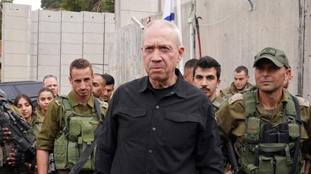 Der israelische Verteidigungsminister Yoav Gallant besucht die Nordgrenze Israels. 