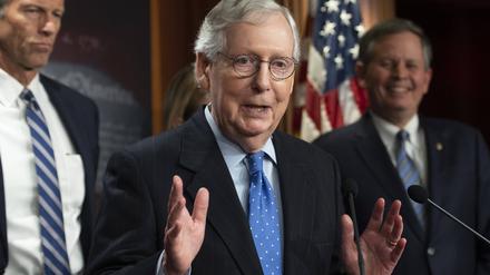  November 16, 2022, Washington, District of Columbia, USA: United States Senate Minority Leader Mitch McConnell Republican of Kentucky speaks with reporters after being re-elected to his leadership position, in the US Capitol, in Washington, DC, Wednesday, November 16, 2022 Washington USA - ZUMAs152 20221116_zaa_s152_046 Copyright: xCliffxOwenx