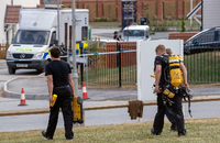 Feuerwehrleute tragen ihre Ausrüstung zum Tatort in der Muggleton Road in Amesbury, wo Antiterroroffiziere ermitteln.