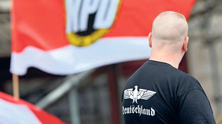 Ein Unterstützer der NPD steht am 17.06.2012 mit einem Shirt mit der Aufschrift «Deutschland» bei einer NPD-Kundgebung am Strausberger Platz in Berlin.